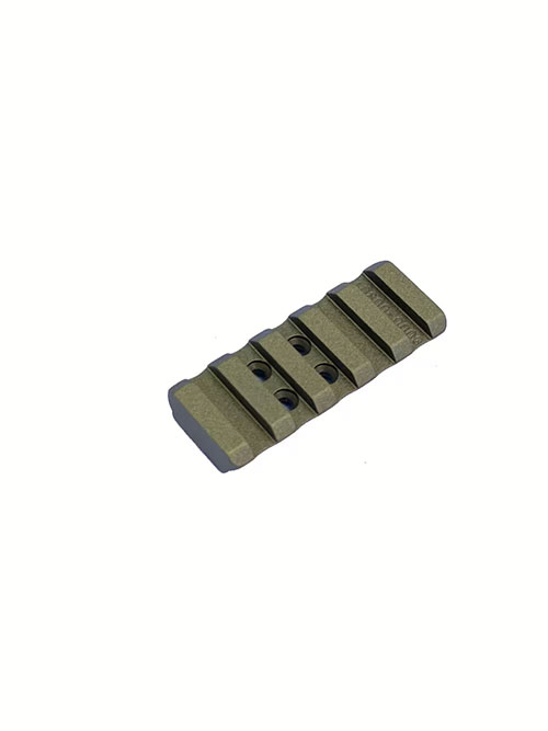 Der Picatinny Adapter von ERATAC aus hochwertigem Billet-Aluminium bietet maximale Stabilität, Mil-Spec Beschichtung für extreme Haltbarkeit und flexible Höhenoptionen.