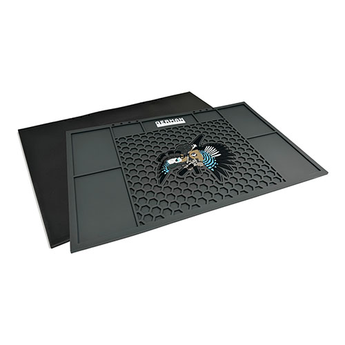 Die Maintenance Mat – Pistol sorgt für eine saubere und organisierte Arbeitsfläche, schützt dein Feuerwaffen vor Öl und bietet Platz für Werkzeuge.