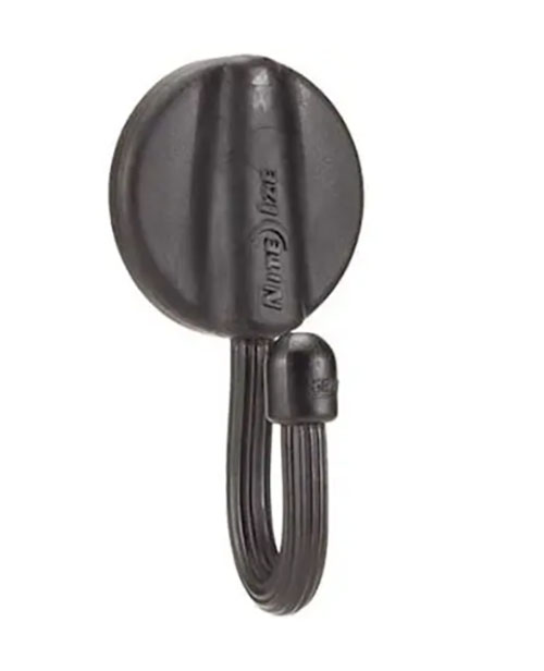 Die Nite Ize 2" Gear Tie Mountables haften dank 3M® Acrylic Plus Tape™ an glatten Oberflächen, sind vielseitig einsetzbar und hinterlassen keine Rückstände.