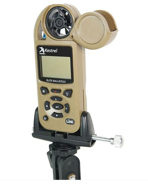 Die Kestrel Tripod Clamp ermöglicht es dir, jeden Kestrel Meter sicher auf einem 1/4-20 Stativ zu montieren und so präzise Messungen zu gewährleisten.