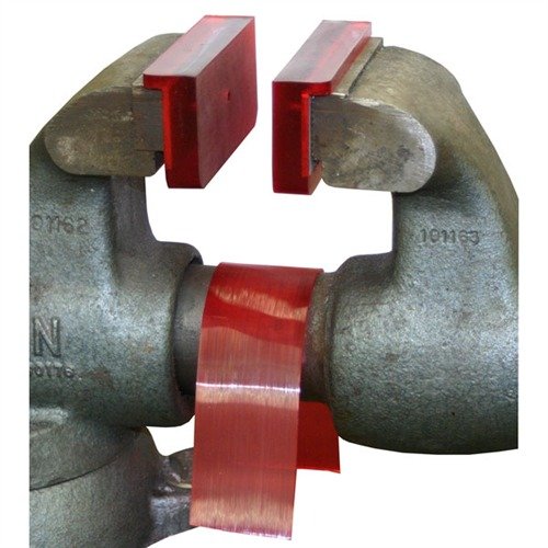 Entdecke die MAGNETIC SOFT JAWS von Wagner! 🛠️ Weiche, stabile Visebacken für sicheren Halt deiner wertvollen Werkzeuge und Waffen.