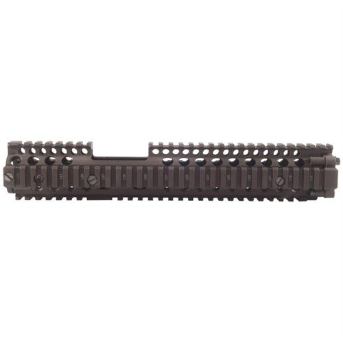 Der AR-15 RIS II Handguard von Daniel Defense bietet eine stabile Aluminiumkonstruktion, ermöglicht die Montage eines M203 und sorgt für eine freie Laufbefestigung.