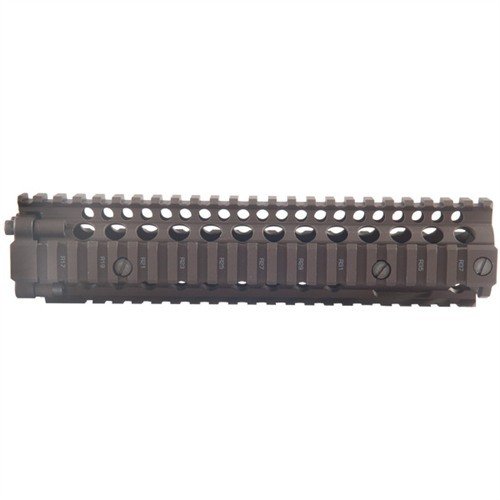 Der RIS II Handguard von Daniel Defense bietet dir eine robuste Aluminium-Konstruktion, die einfache Montage eines M203 Granatwerfers und Platz für Zubehör.