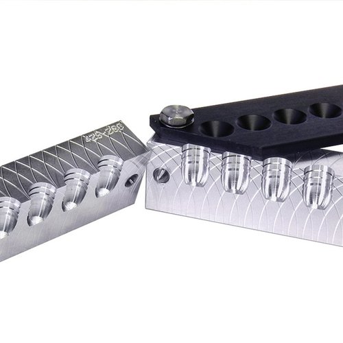 Erstelle deine eigenen Geschosse mit der 6 CAVITY RIFLE BULLET MOLD von Lee Precision! 🎯 Perfekt für 22 Caliber und 55 Grains.