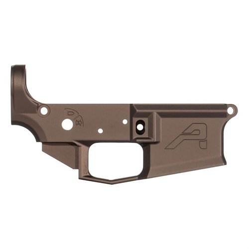 Entdecke den M4E1 Stripped Lower Receiver in Kodiak Brown. 💪 Leicht, stark und kompatibel mit allen AR-15 Teilen. Perfekt für dein nächstes Projekt!
