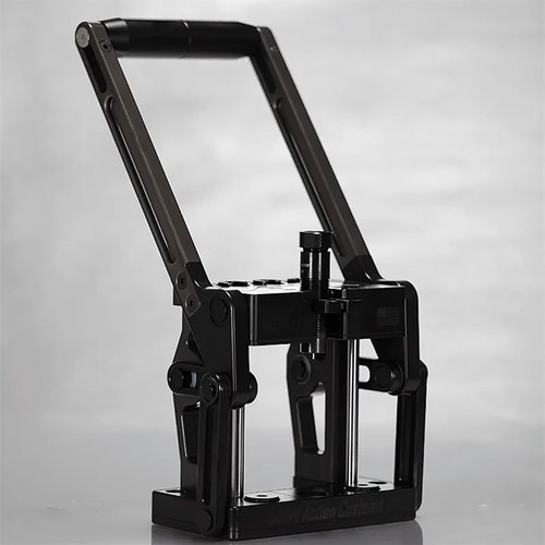 Entdecke die NEXUS PRESS von SHORT ACTION CUSTOMS! 🚀 Perfekte Wiederladepresse für präzise Größenänderung und effizientes Arbeiten. Hol dir jetzt die Lösung!