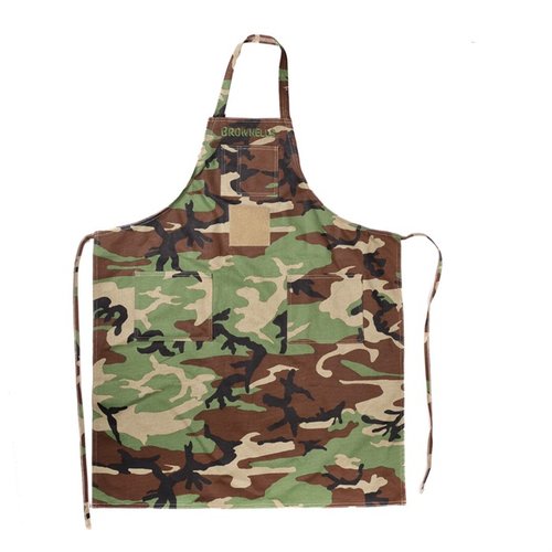 Schütze deine Kleidung mit dem langlebigen Long Canvas Apron von Brownells: 100% Baumwolle, verstärkte Nähte, 4 praktische Taschen und verstellbarer Nackenriemen.