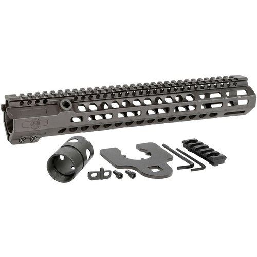 Die MIDWEST INDUSTRIES COMBAT RAIL HD M-LOK Handguards bieten maximale Stabilität, minimale Punktverschiebung und sind aus robustem 6061 Aluminium gefertigt.