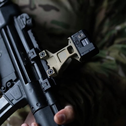 Die LERNA Optic Mount Kit für AIMPOINT® ACRO bietet eine höhere Optik für bessere Zielerkennung und erhöhtes situatives Bewusstsein, egal welche Ausrüstung du trägst.