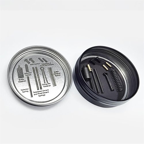 Das RISE ARMAMENT OH SH#T Spare Parts Kit für AR-15 hält die häufigsten Teile magnetisch und organisiert, ideal für schnelle Identifikation und kein Chaos!