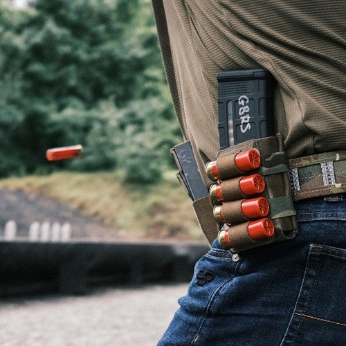 Der GBRS Group Shotgun Shell Sleeve ist leicht, passt perfekt über deine Single Rifle Magazine Pouch und sorgt für sicheren, schnellen Zugriff auf deine Schrotpatronen.