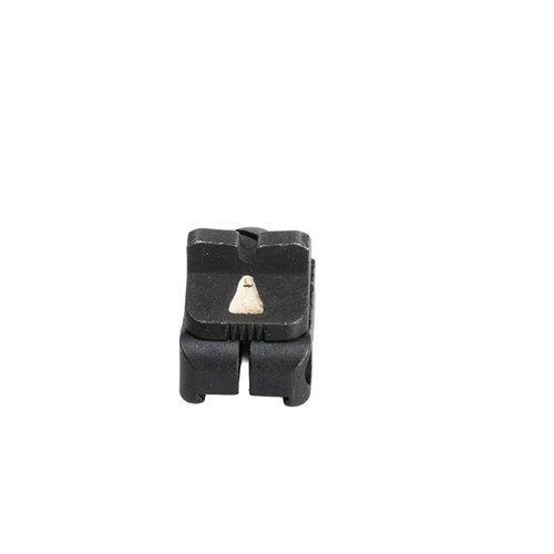 Die REMINGTON Rear Sight Sub Assembly für die Remington 870 bietet eine präzise Zielhilfe mit einem weißen Pfeil, ideal für verbessertes Zielen und Schießen.