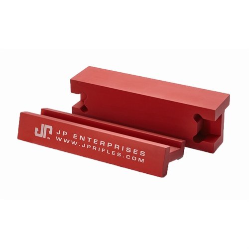 Entdecke die UNIVERSAL VICE CLAMPS von J P ENTERPRISES! 🛠️ Perfekt für AR-308 und AR-15. Halte deine Empfänger sicher und stabil!