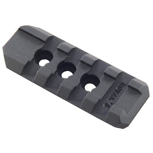 Entdecke die 1911 Tactical Light Rail von NOVAK! 🔦 Ultra-sichere Montage für Licht und Laser, perfekt für präzises Zielen. Jetzt informieren!