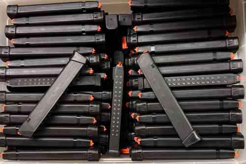 Das originale Glock Magazin 33 Schuss Gen5 für alle 9x19 Glock Modelle mit orangem Zubringer