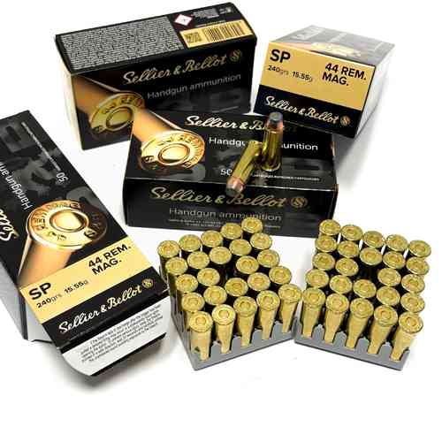 Die Sellier & Bellot .44 Rem. Mag. Patronen mit 15,6g Soft Point bieten dir hohe Präzision und exzellente Durchschlagskraft für dein nächstes Schießabenteuer.